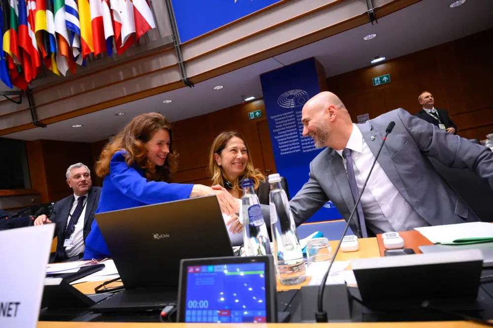 Voorzitter Kata Tüttö feliciteert rapporteur Joško Klisović