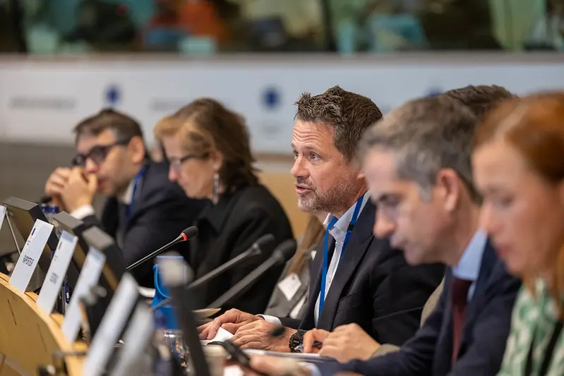 Le rapporteur Rafał Trzaskowski présente son avis.