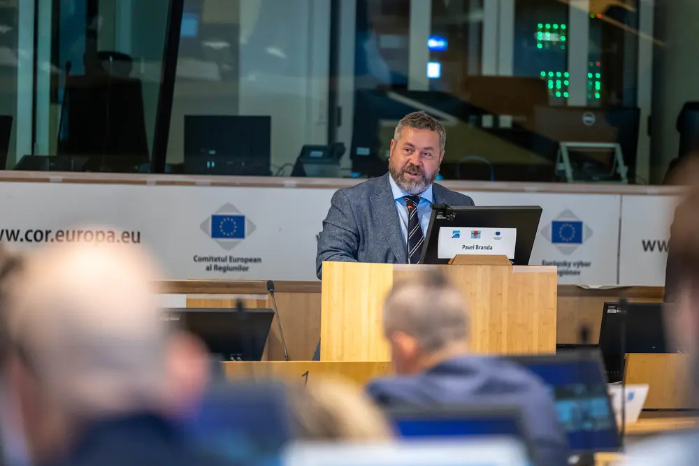 Der Vorsitzende der ECBP, Pavel Branda, spricht vor dem Publikum