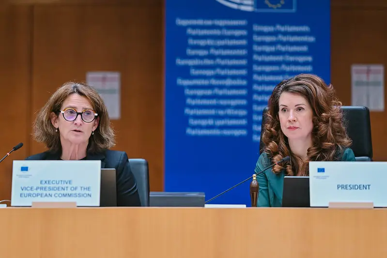 Výkonná místopředsedkyně Teresa Ribera a předsedkyně Kata Tüttő na plenárním zasedání.