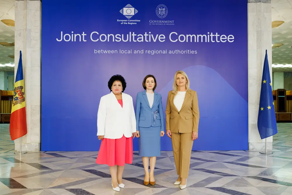 moldavská prezidentka Maia Sanduová (c) se spolupředsedkyní smíšeného poradního výboru Moldavsko Marianou Gâjuovou (RO/SES) (l) a Valentinou Casianovou (r)
