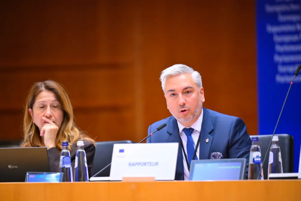 Rastislav Trnka, relator, apresenta o parecer