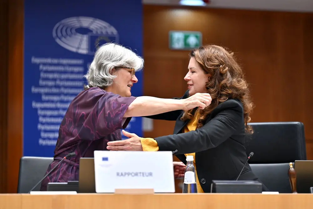 An Rapóirtéir Marieke Schouten agus Uachtarán CnaR Kata Tüttö.