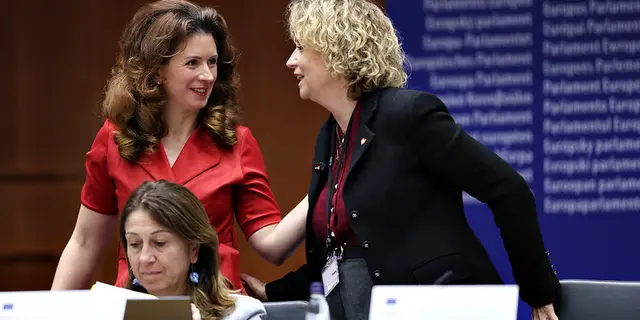 Berichterstatterin Hanna Zdanowska und Präsidentin Kata Tüttő auf der AdR-Plenartagung