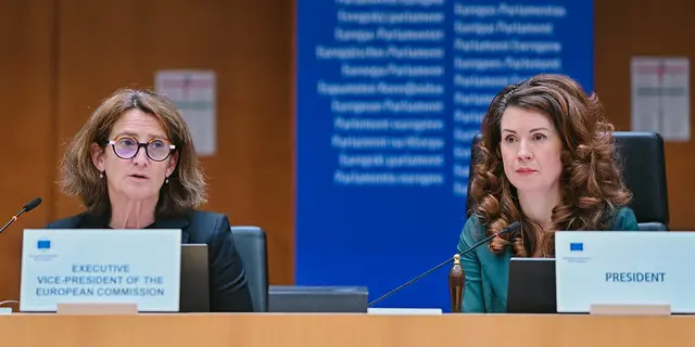 Teresa Ribera, vice-présidente exécutive, et Kata Tüttő, présidente, lors de la session plénière.