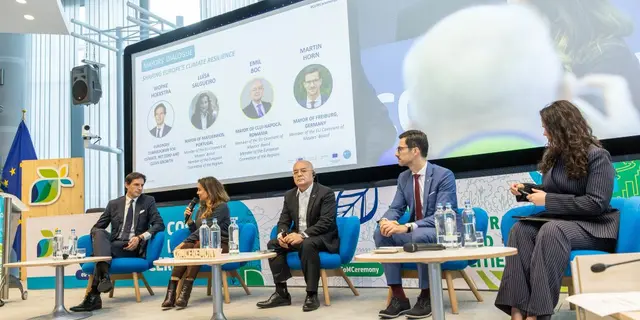 Membrii CoR Luisa Salgueiro și Emil Boc în cadrul unui grup de dezbatere cu comisarul Wopke Hoekstra