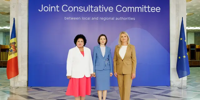 La presidenta moldava Maia Sandu (c) con las copresidentas del CCM Moldavia Mariana Gâju (RO/PSE) (l) y Valentina Casian (r)
