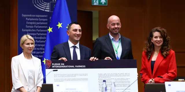 Rapporteur Tanya Hristova, Commissioner Glenn Micallef, Tine Radinja and President Kata Tüttő with The Pledge on Intergenerational Fairness.